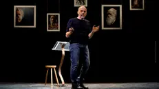 Marco Paolini in scena con Antenati