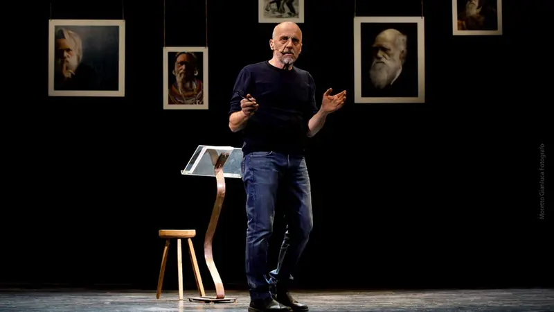 Marco Paolini in scena con Antenati