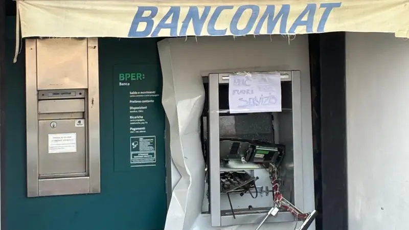 Lo sportello danneggiato dall'assalto fallito - © www.giornaledibrescia.it