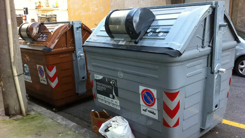 Due cassonetti - © www.giornaledibrescia.it