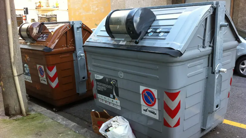 Due cassonetti - © www.giornaledibrescia.it