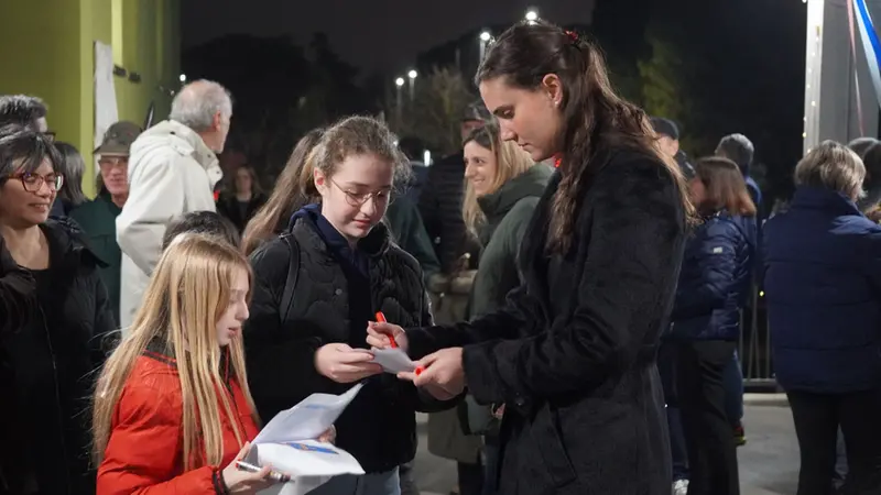 Anna Danesi intenta a firmare autografi - © www.giornaledibrescia.it