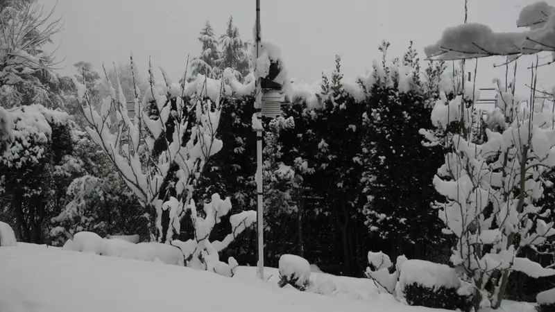 La stazione meteorologica di Mompiano durante la nevicata del 10 marzo 2010 - © www.giornaledibrescia.it