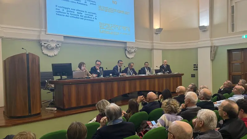 Folto pubblico al centro Paolo VI per assistere al dibattito sul referendum - © www.giornaledibrescia.it