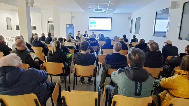 L'incontro pubblico a Pisogne © www.giornaledibrescia.it