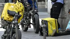 Rider in attesa di una consegna - Foto Ansa © www.giornaledibrescia.it