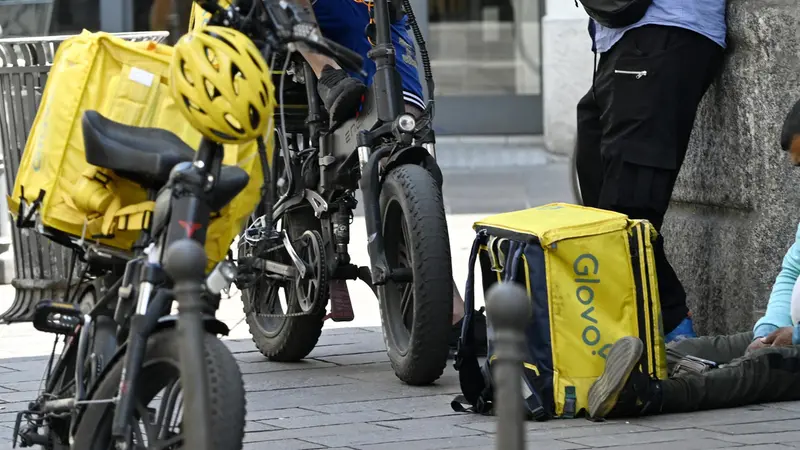 Rider in attesa di una consegna - Foto Ansa © www.giornaledibrescia.it