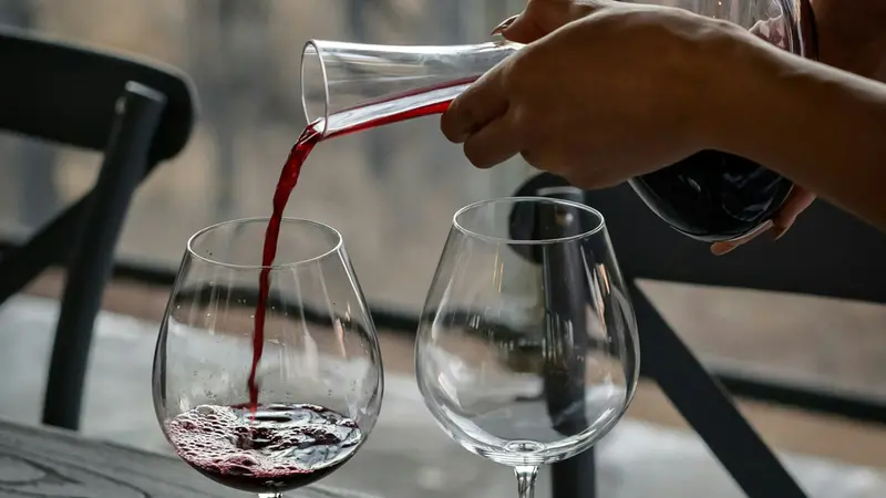 Bicchieri di vino e decanter