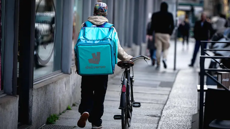 Un rider per le vie di una città - Foto Ansa © www.giornaledibrescia.it