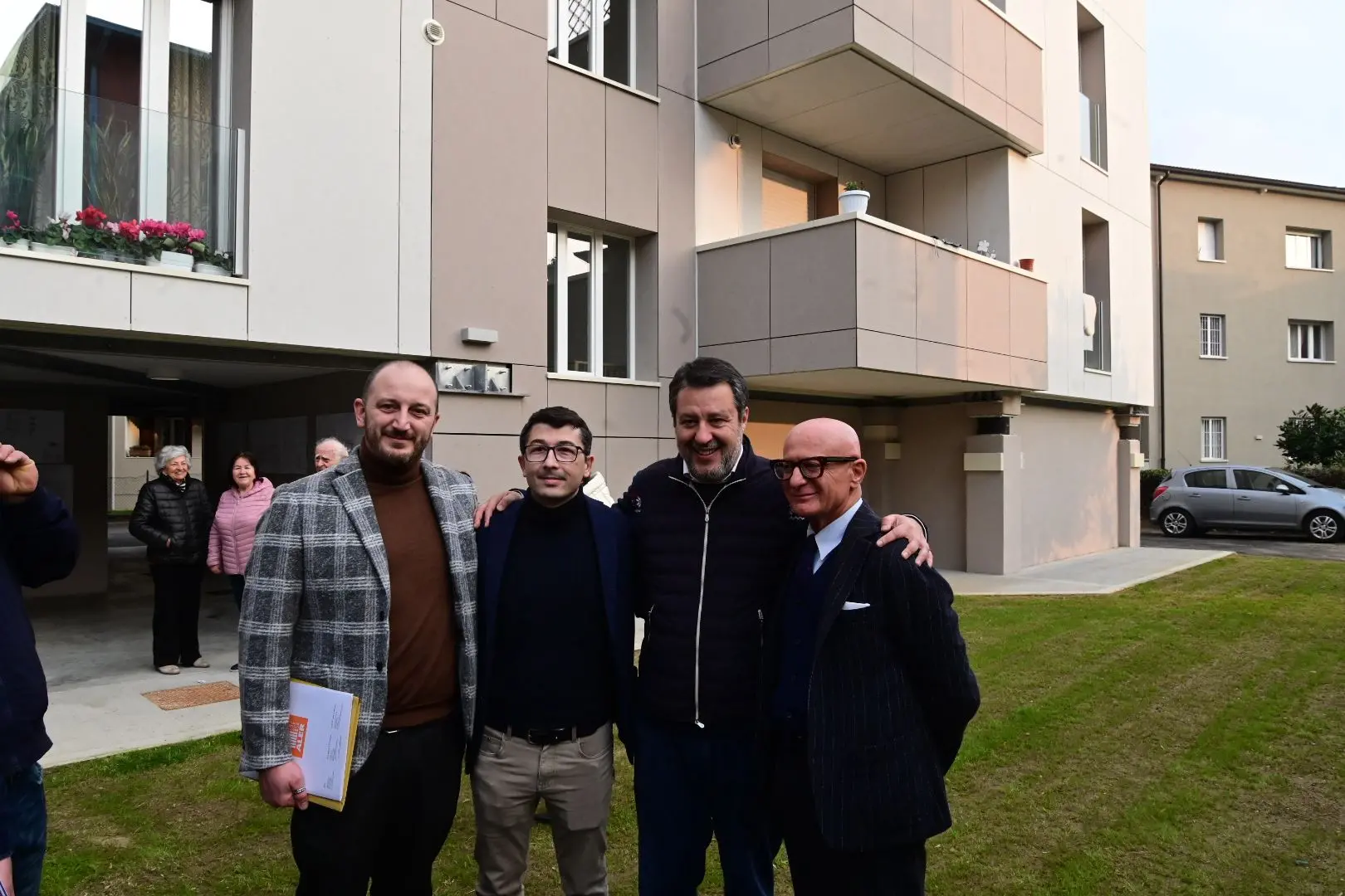 Il ministro Matteo Salvini in visita alle case Aler di via Drammis