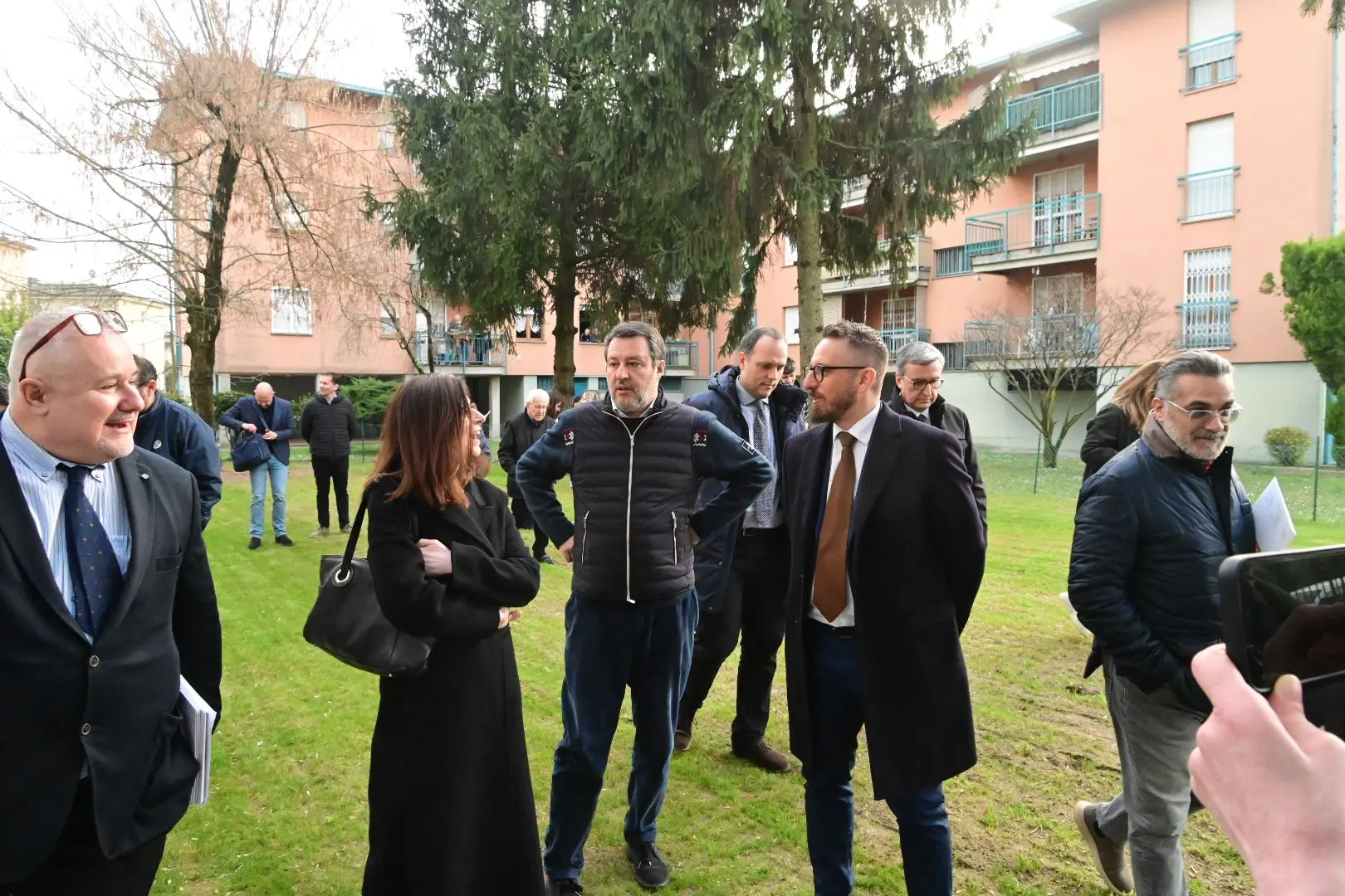 Il ministro Matteo Salvini in visita alle case Aler di via Drammis