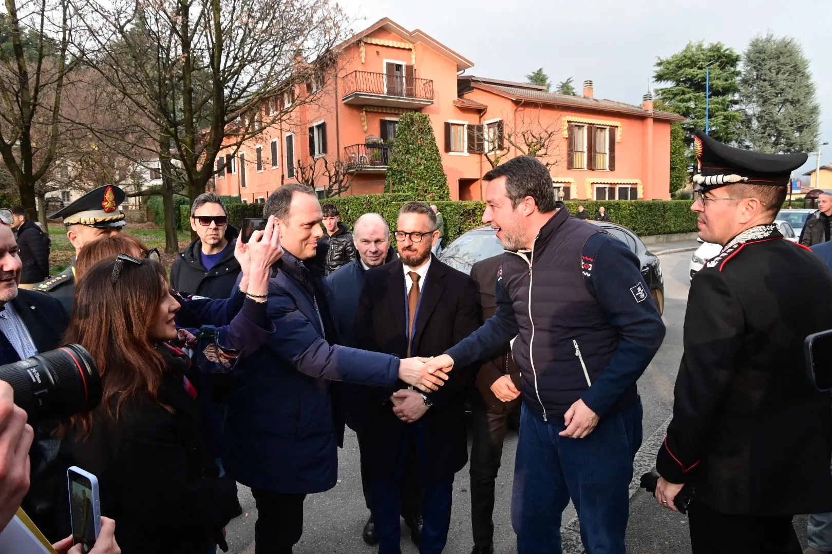 Il ministro Matteo Salvini in visita alle case Aler di via Drammis