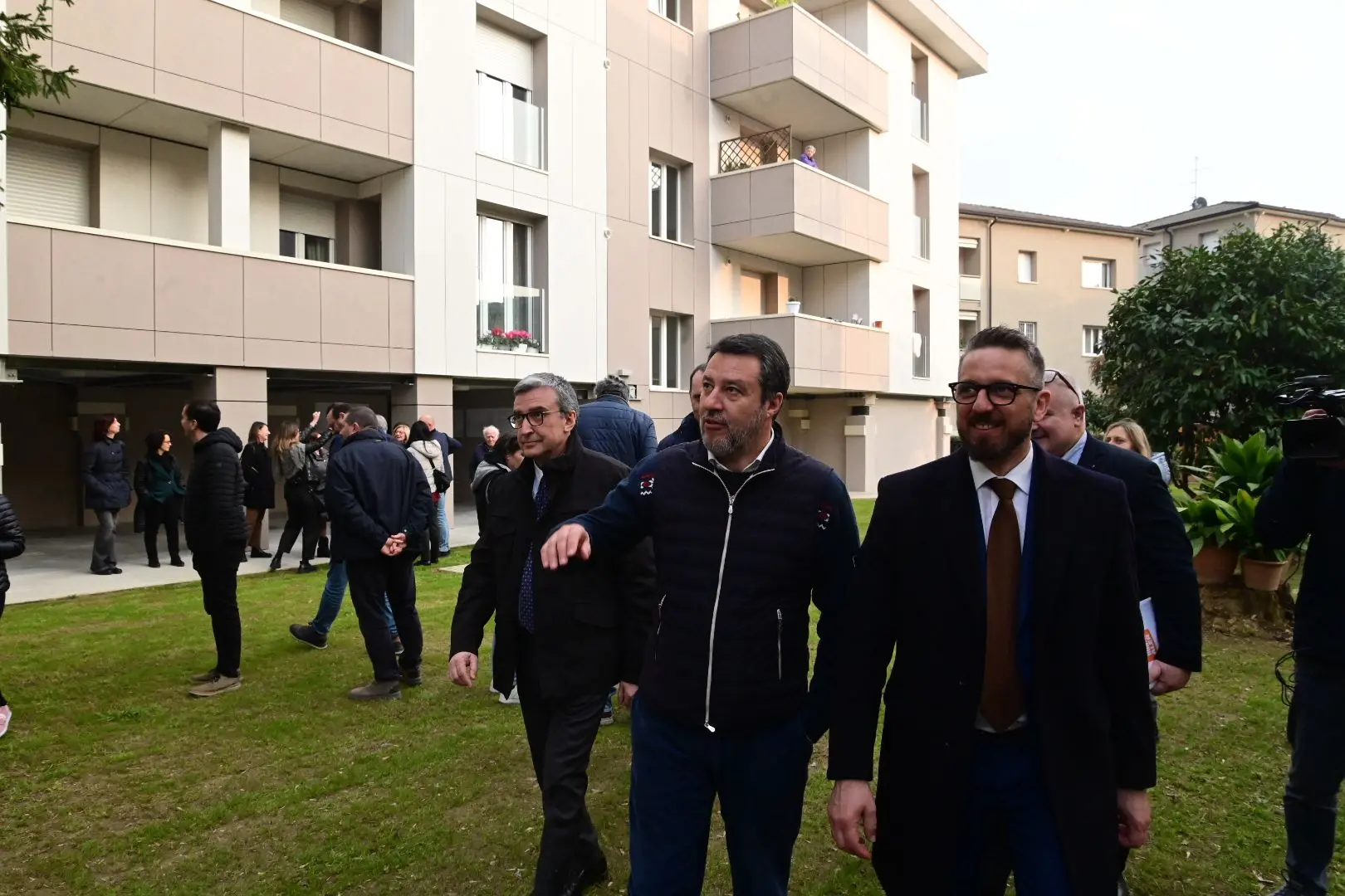 Il ministro Matteo Salvini in visita alle case Aler di via Drammis