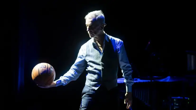 Federico Buffa sta portando il suo spettacolo in vari teatri d'Italia