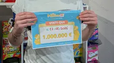 Il titolare Stefano Chiodini col Milion day milionario - © www.giornaledibrescia.it