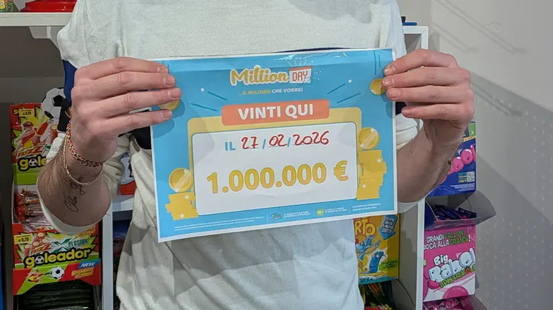 Il titolare Stefano Chiodini col Milion day milionario - © www.giornaledibrescia.it