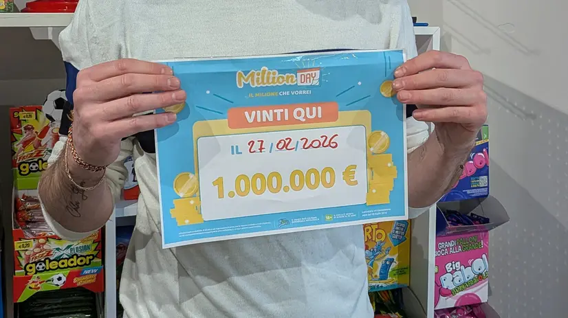 Il titolare Stefano Chiodini col Milion day milionario - © www.giornaledibrescia.it
