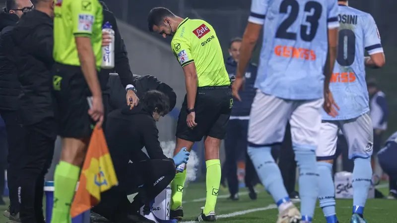 L'infortunio di Pacella - Foto New Reporter Nicoli © www.giornaledibrescia.it