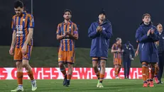 Giocatori delusi a fine partita - Foto New Reporter © www.giornaledibrescia.it