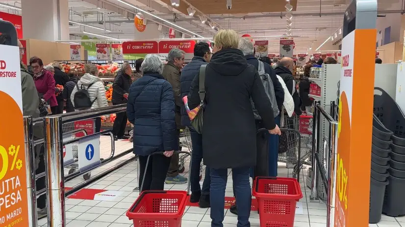 Tante persone all'apertura del supermercato - © www.giornaledibrescia.it