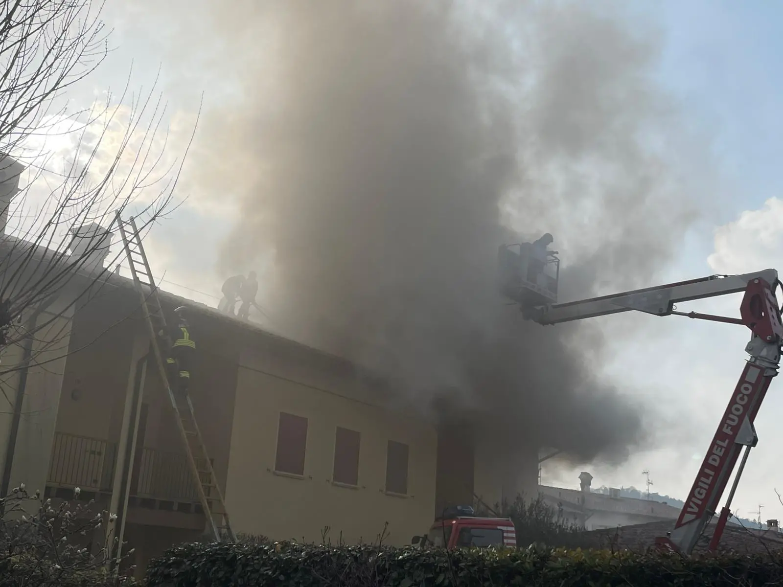 L'incendio nel centro di Rovato