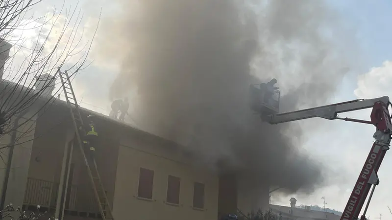 L'incendio nel centro di Rovato