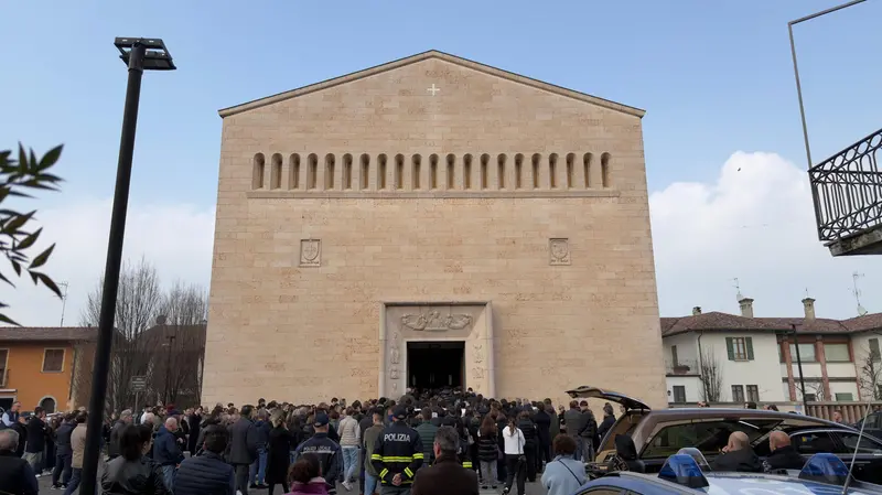Il sagrato della parrocchiale di Ludriano gremito per il funerale di Nicolas Tomasoni - © www.giornaledibrescia.it