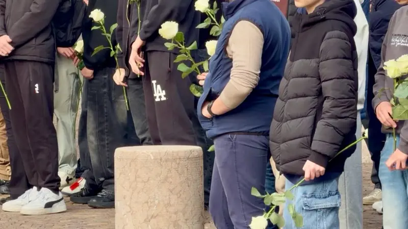I ragazzi con una rosa bianca in mano - © www.giornaledibrescia.it
