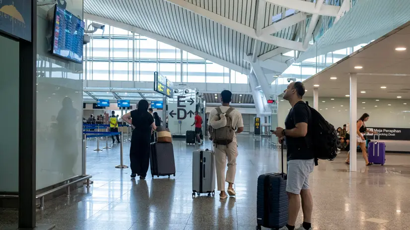 Passeggeri bloccati all'aereoporto di Bali - Foto Ansa © www.giornaledibrescia.it