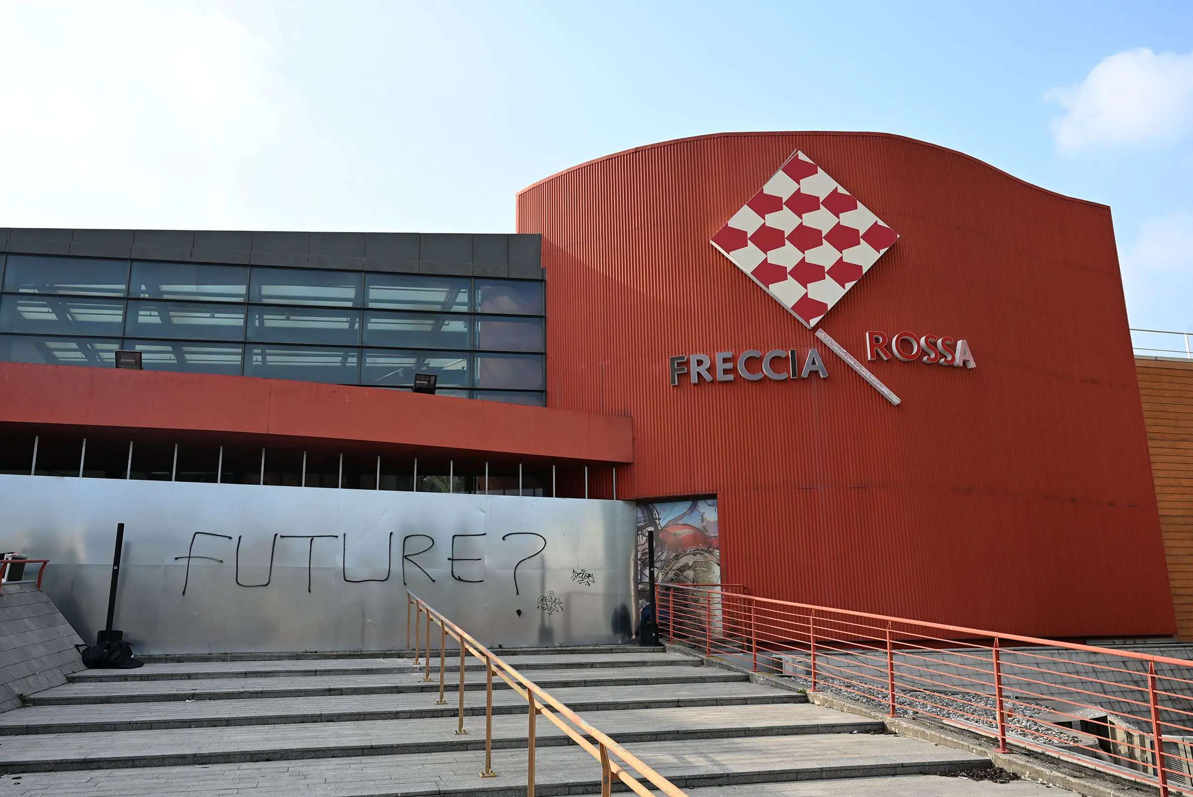 La conferenza stampa fuori dall'ex Freccia Rossa