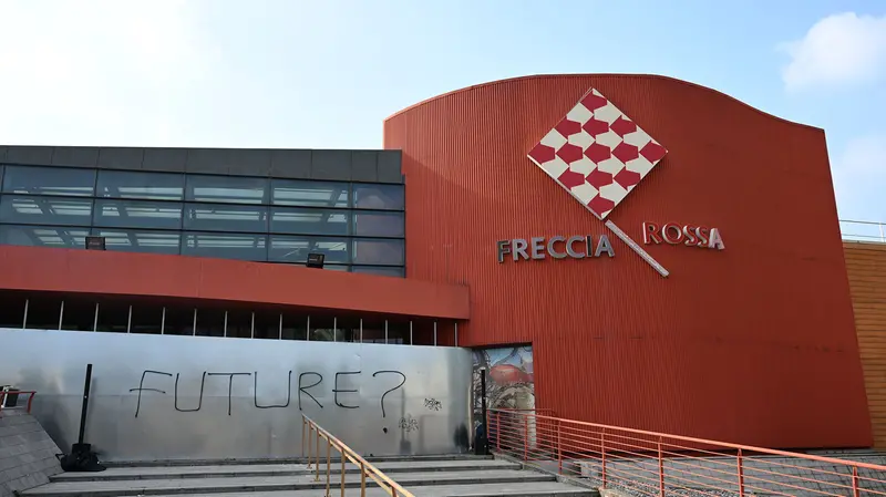 La conferenza stampa fuori dall'ex Freccia Rossa