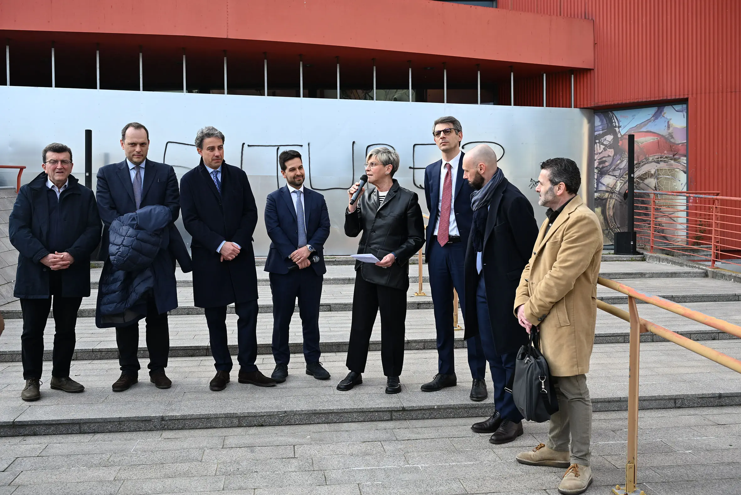 La conferenza stampa fuori dall'ex Freccia Rossa