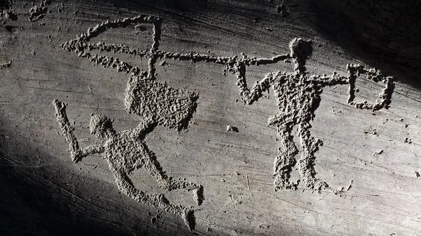 Le incisioni rupestri con i famosi pitoti