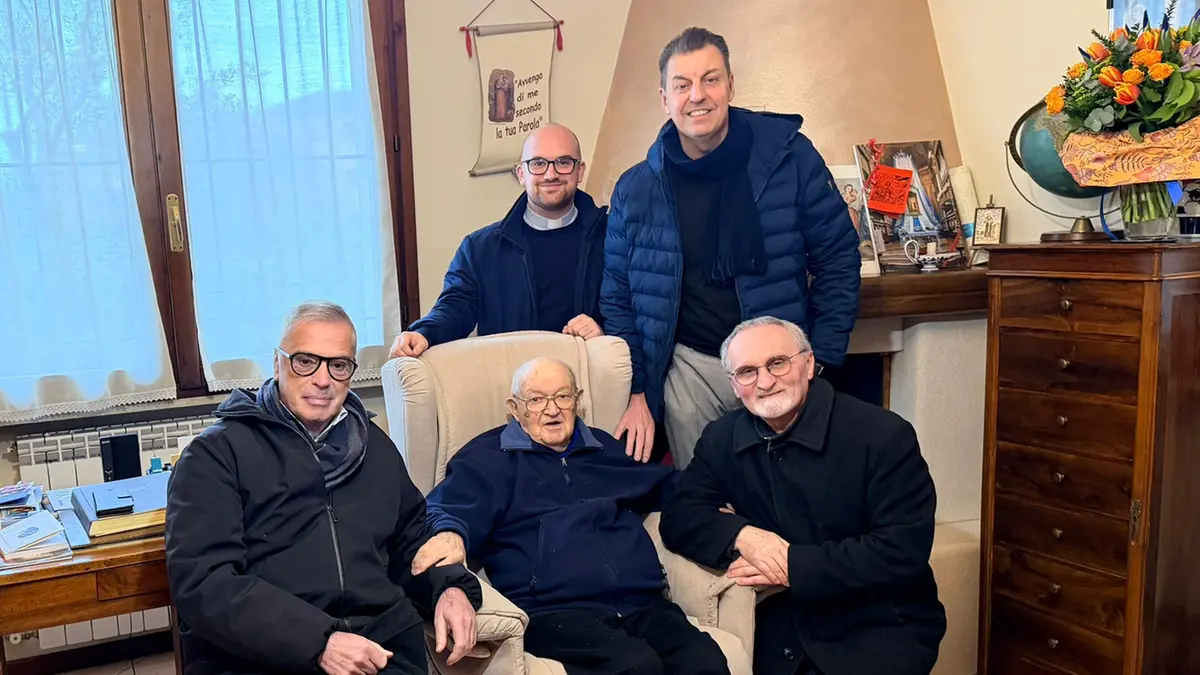 Sulla poltrona don Angelo, il decano della Diocesi, dietro don Mattia Garneri, il più giovane