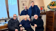 Sulla poltrona don Angelo, il decano della Diocesi, dietro don Mattia Garneri, il più giovane