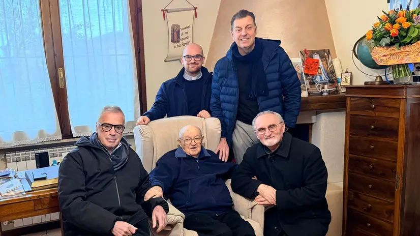 Sulla poltrona don Angelo, il decano della Diocesi, dietro don Mattia Garneri, il più giovane