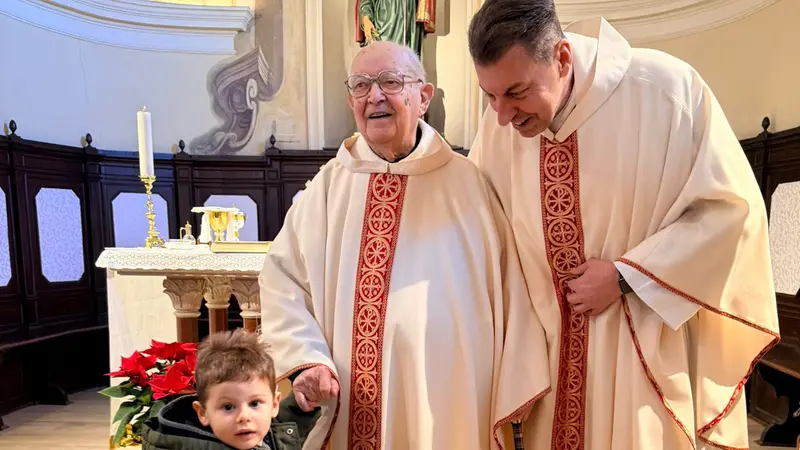 Don Angelo con la quinta generazione dei Chiappa, il pronipote Nicolò