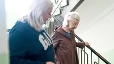 Una badante con una signora anziana