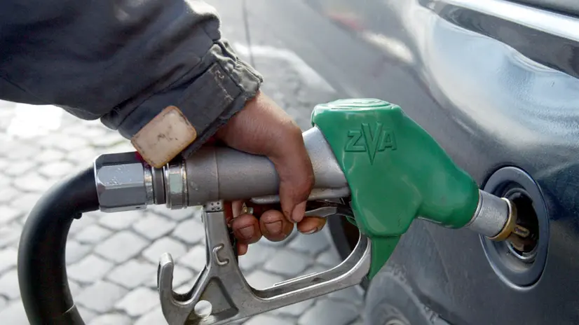 Alla pompa di benzina (archivio) - © www.giornaledibrescia.it