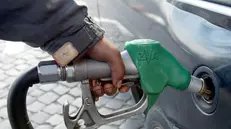 Alla pompa di benzina (archivio) - © www.giornaledibrescia.it