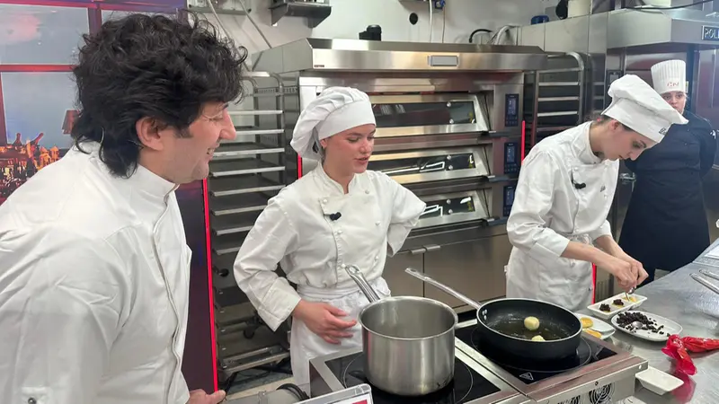 Le studentesse in cucina con chef Massimo Fezzardi
