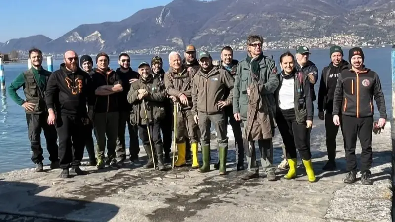Foto di gruppo per i volontari impegnati nella pulizia