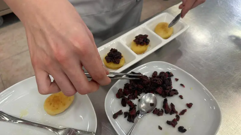 La preparazione del piatto - Foto New Reporter Favretto © www.giornaledibrescia.it