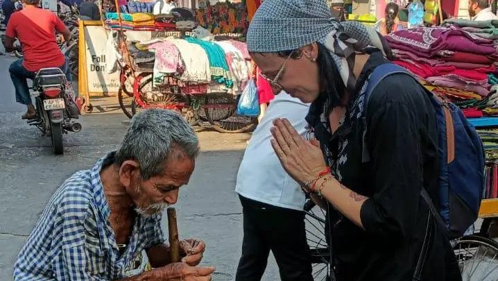 La volontaria bresciana in India durante il suo viaggio