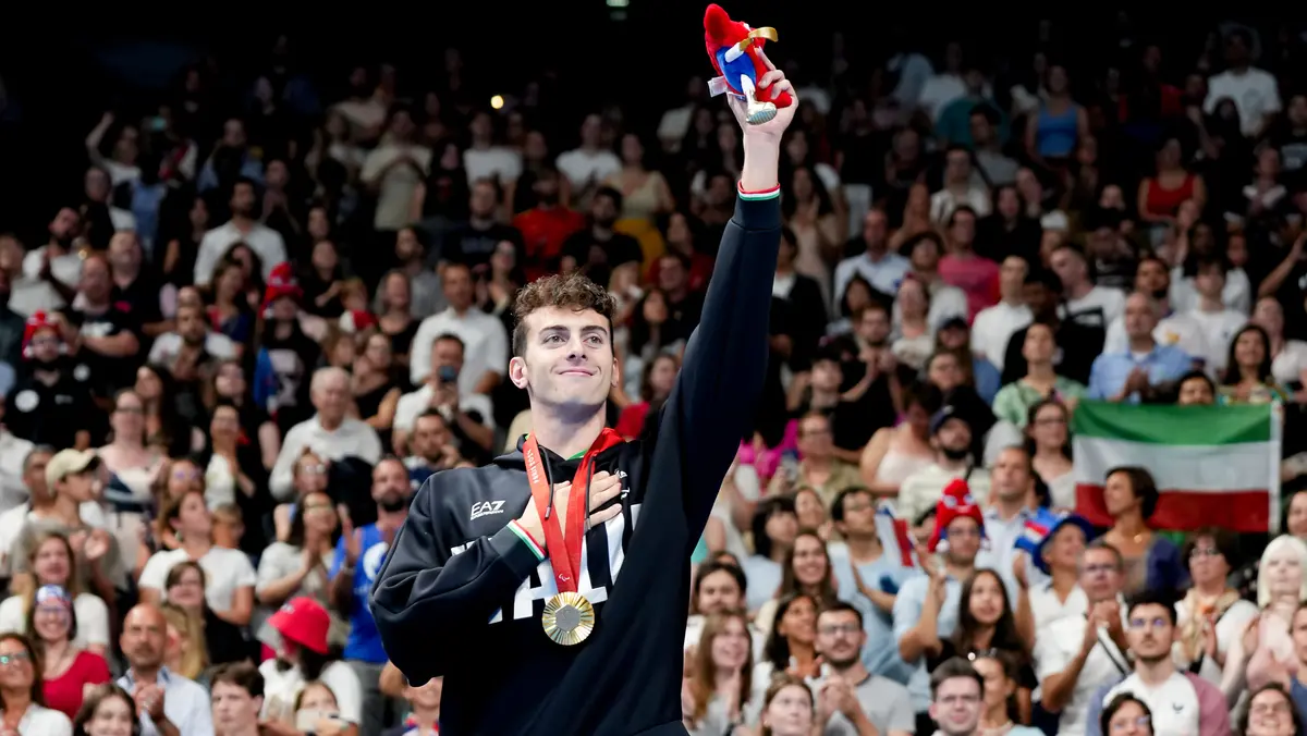 Federico Bicelli sul podio di Parigi - © www.giornaledibrescia.it