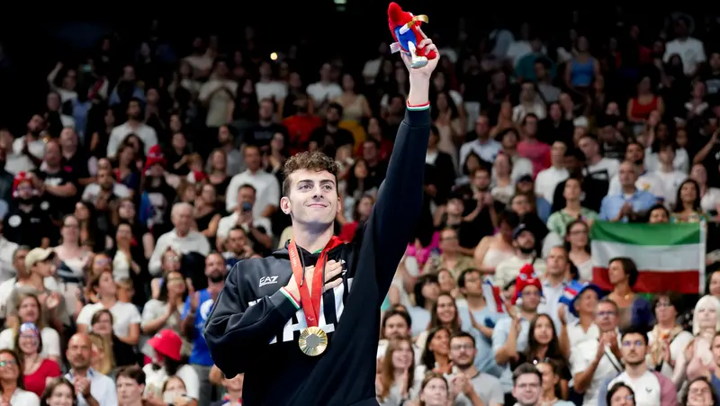 Federico Bicelli sul podio di Parigi - © www.giornaledibrescia.it