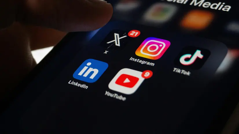 Social su uno smartphone - © www.giornaledibrescia.it