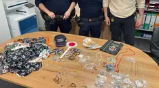 La merce sequestrata dagli agenti della Polizia locale di Chiari