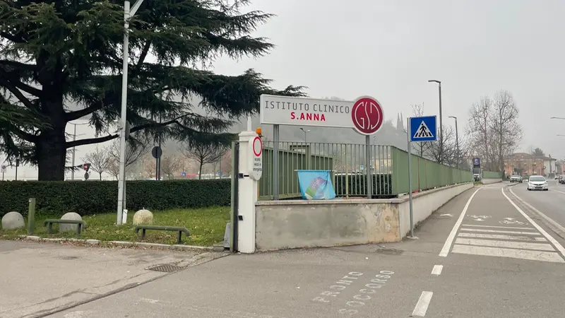 L'ingresso della clinica Sant'Anna - © www.giornaledibrescia.it