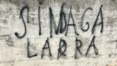 Una delle scritte apparse a Passirano - © www.giornaledibrescia.it